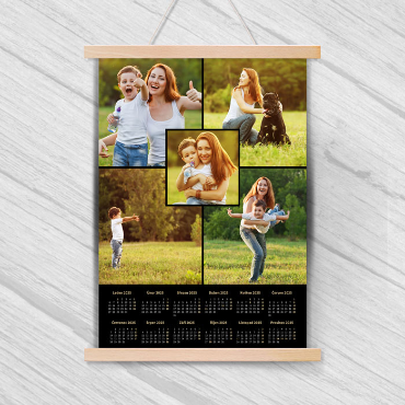 Roční plakátový fotokalendář s dřevěnou lištou na celý rok 2026 v prodeji