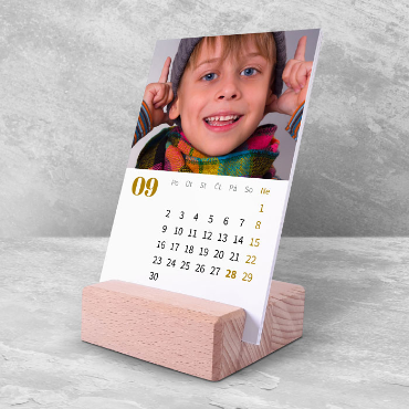 Stolní fotokalendář ve dřevěném stojánku na rok 2024 - S fotografií
